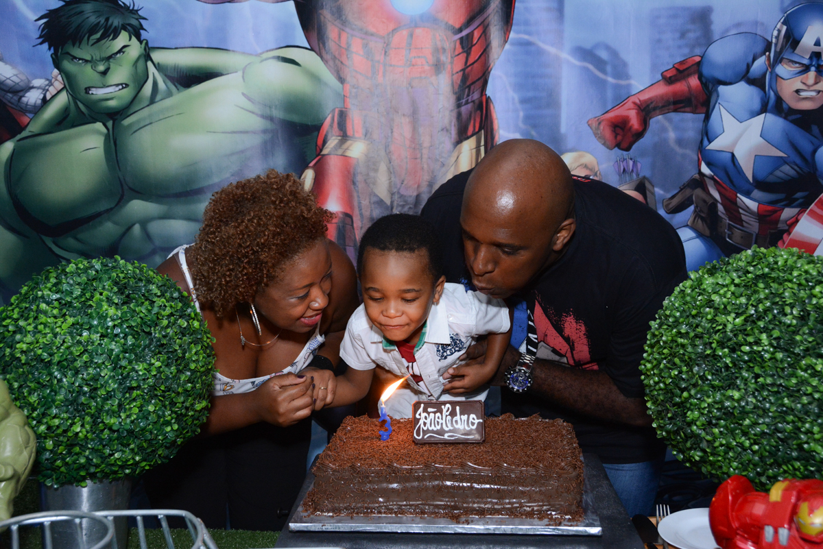 soprando a velina do bolo no Buffet Fábrica da Alegria Morumbi, São Paulo, tema da festa Super Heróis, João Pedro 3 anos