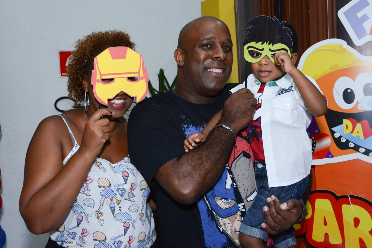 final da festa todos com máscara no Buffet Fábrica da Alegria Morumbi, São Paulo, tema da festa Super Heróis, João Pedro 3 anos