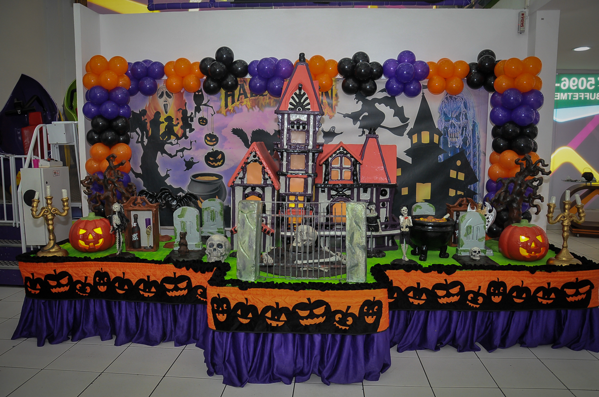mesa decorada para a festa infantil no Buffet Megauê, Moema, SP, festa de aniversário infantil de Eduardo 5 anos, tema da festa Weloween