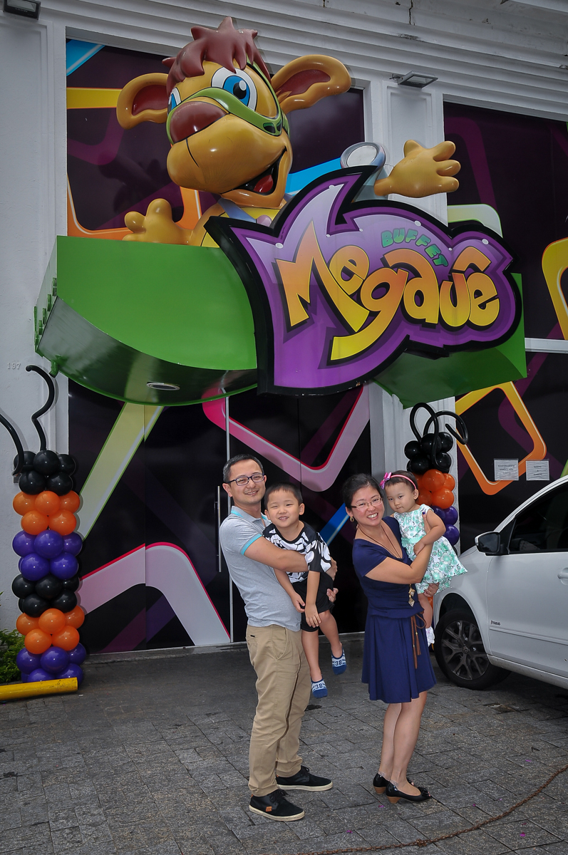 foto da família na frente do Buffet Megauê, Moema, SP, festa de aniversário infantil de Eduardo 5 anos, tema da festa Weloween