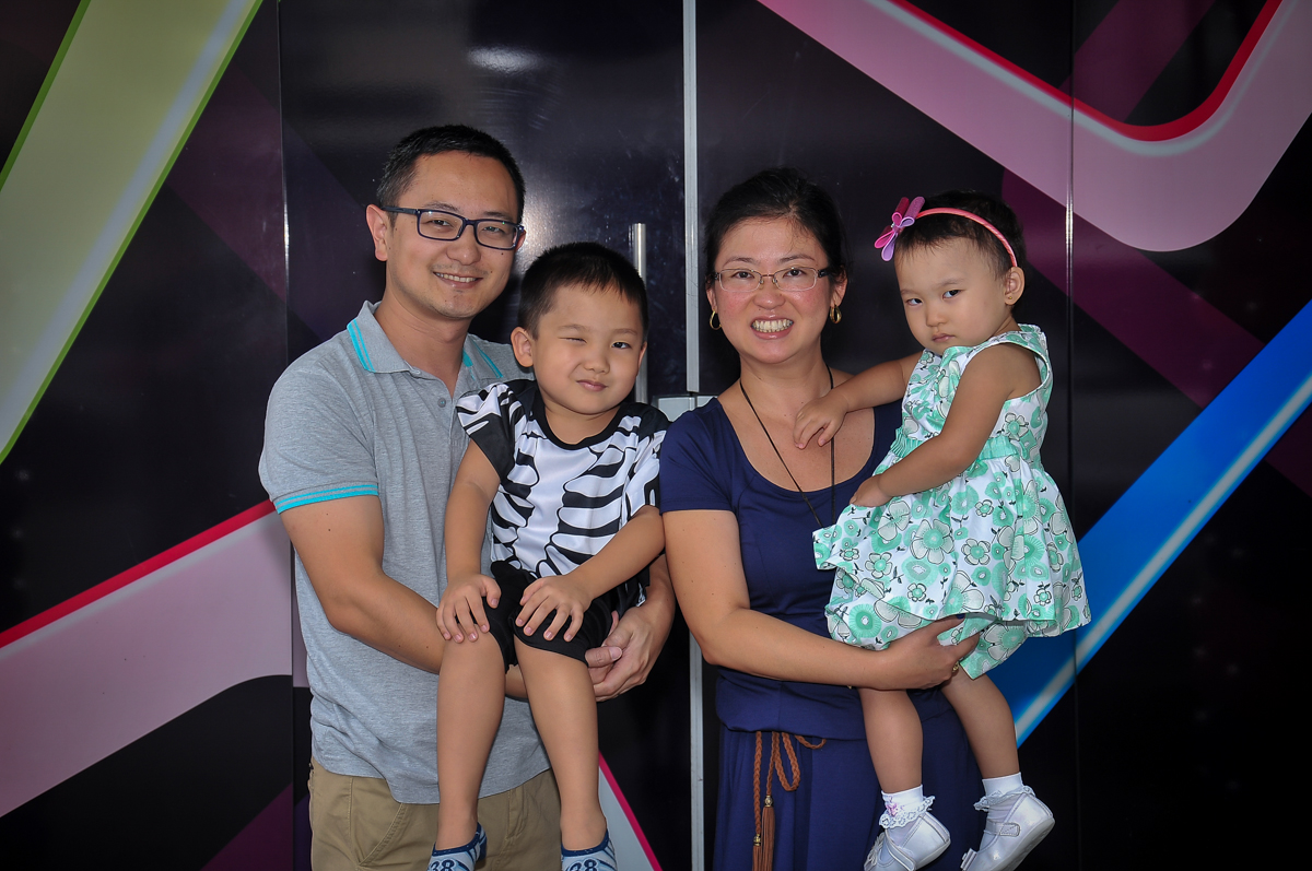 fotografia de família no arco de bexigas no Buffet Megauê, Moema, SP, festa de aniversário infantil de Eduardo 5 anos, tema da festa Weloween