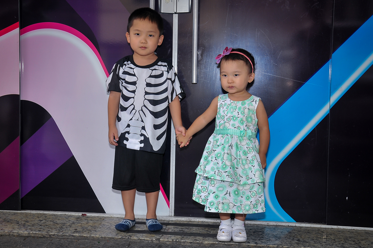 irmãos unidos na chegada ao Buffet Megauê, Moema, SP, festa de aniversário infantil de Eduardo 5 anos, tema da festa Weloween