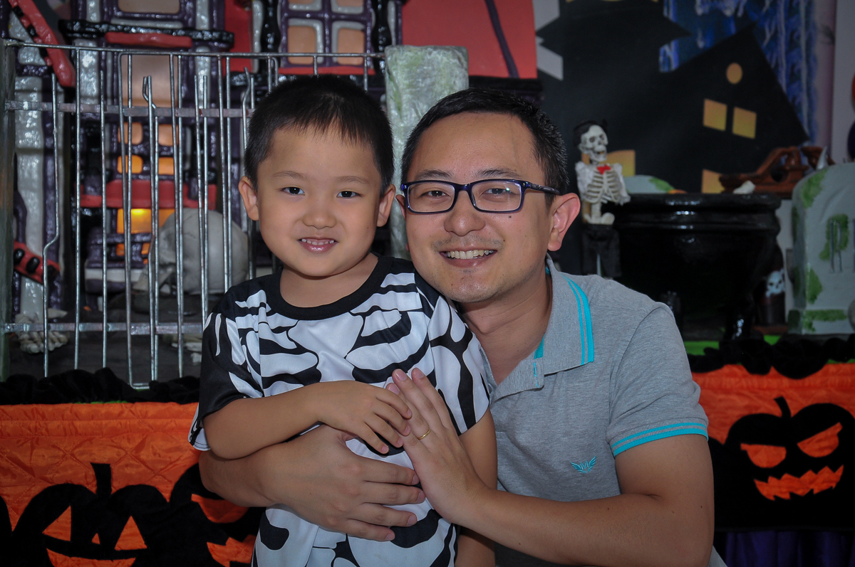 papai e filhinho posando para foto no Buffet Megauê, Moema, SP, festa de aniversário infantil de Eduardo 5 anos, tema da festa Weloween