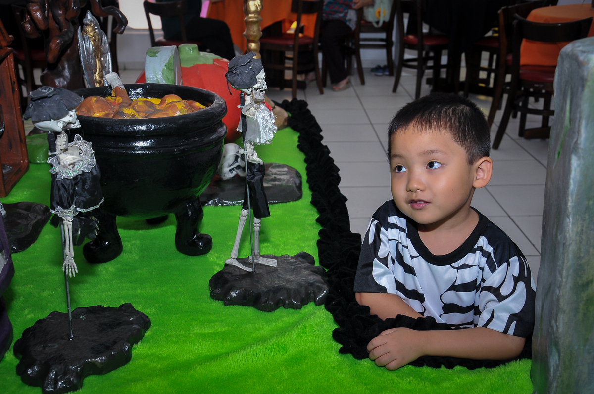 aniversariante admirando mesa decorada no Buffet Megauê, Moema, SP, festa de aniversário infantil de Eduardo 5 anos, tema da festa Weloween