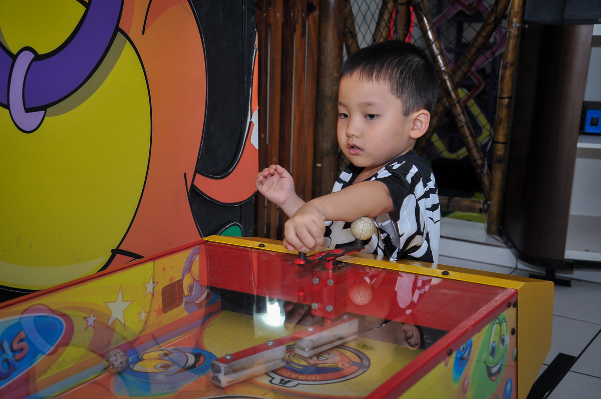 jogo de futebol de mesa no Buffet Megauê, Moema, SP, festa de aniversário infantil de Eduardo 5 anos, tema da festa Weloween