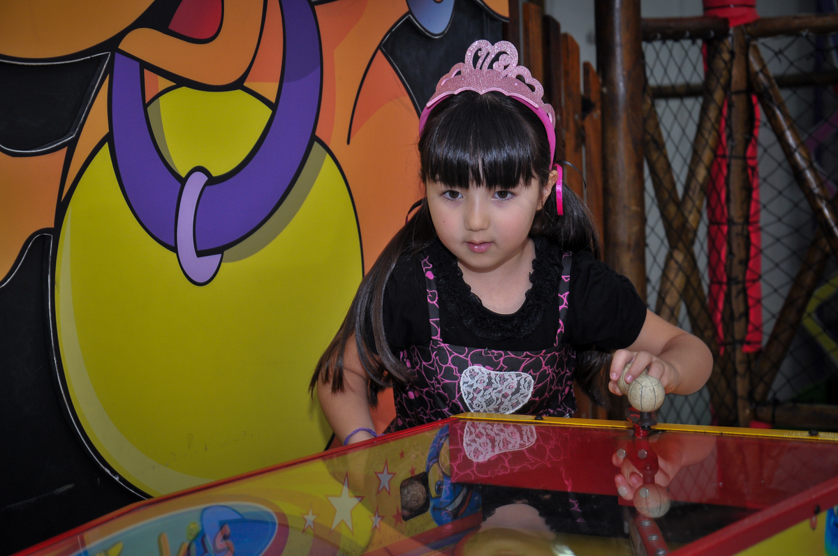 jogando com a amiguinha o futebol de mesa no Buffet Megauê, Moema, SP, festa de aniversário infantil de Eduardo 5 anos, tema da festa Weloween