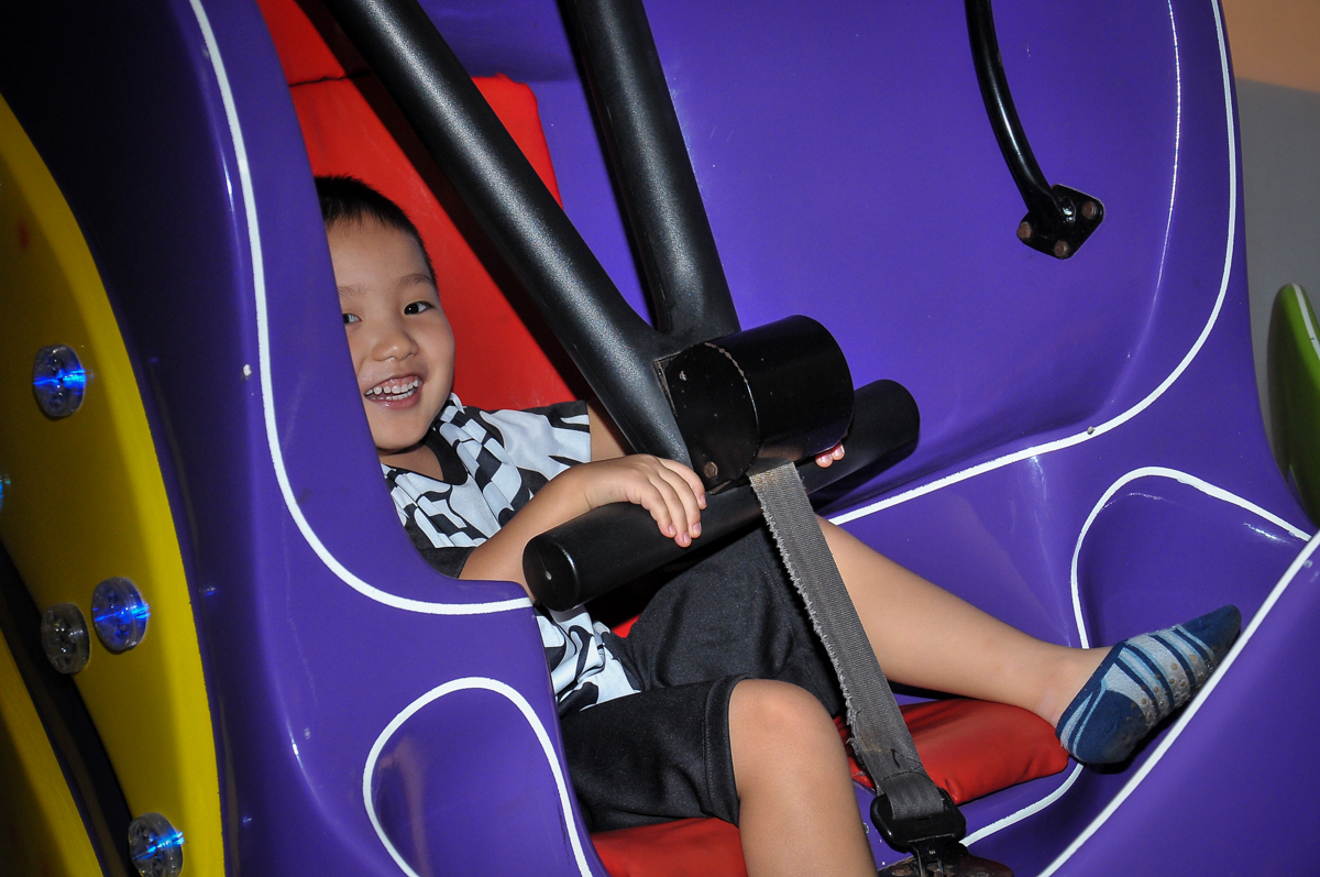 hora de brincar no brinquedo elevador no Buffet Megauê, Moema, SP, festa de aniversário infantil de Eduardo 5 anos, tema da festa Weloween