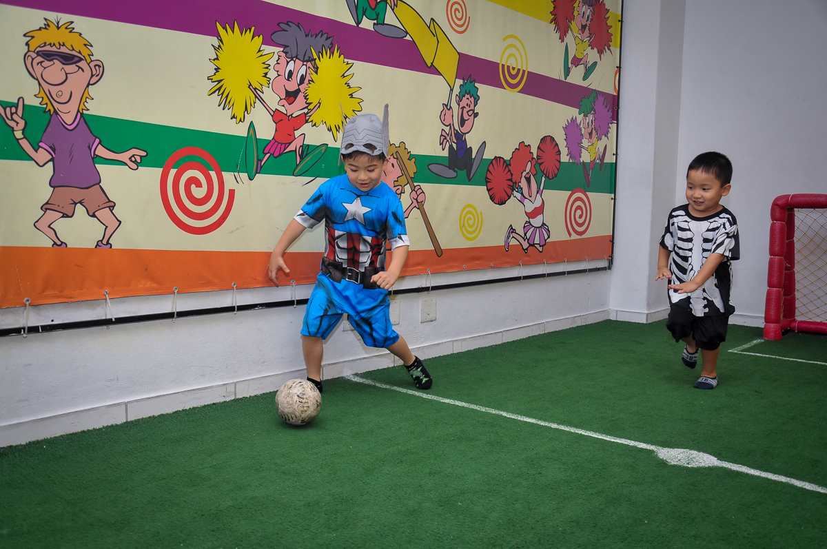 hora do jogo de futebol no Buffet Megauê, Moema, SP, festa de aniversário infantil de Eduardo 5 anos, tema da festa Weloween