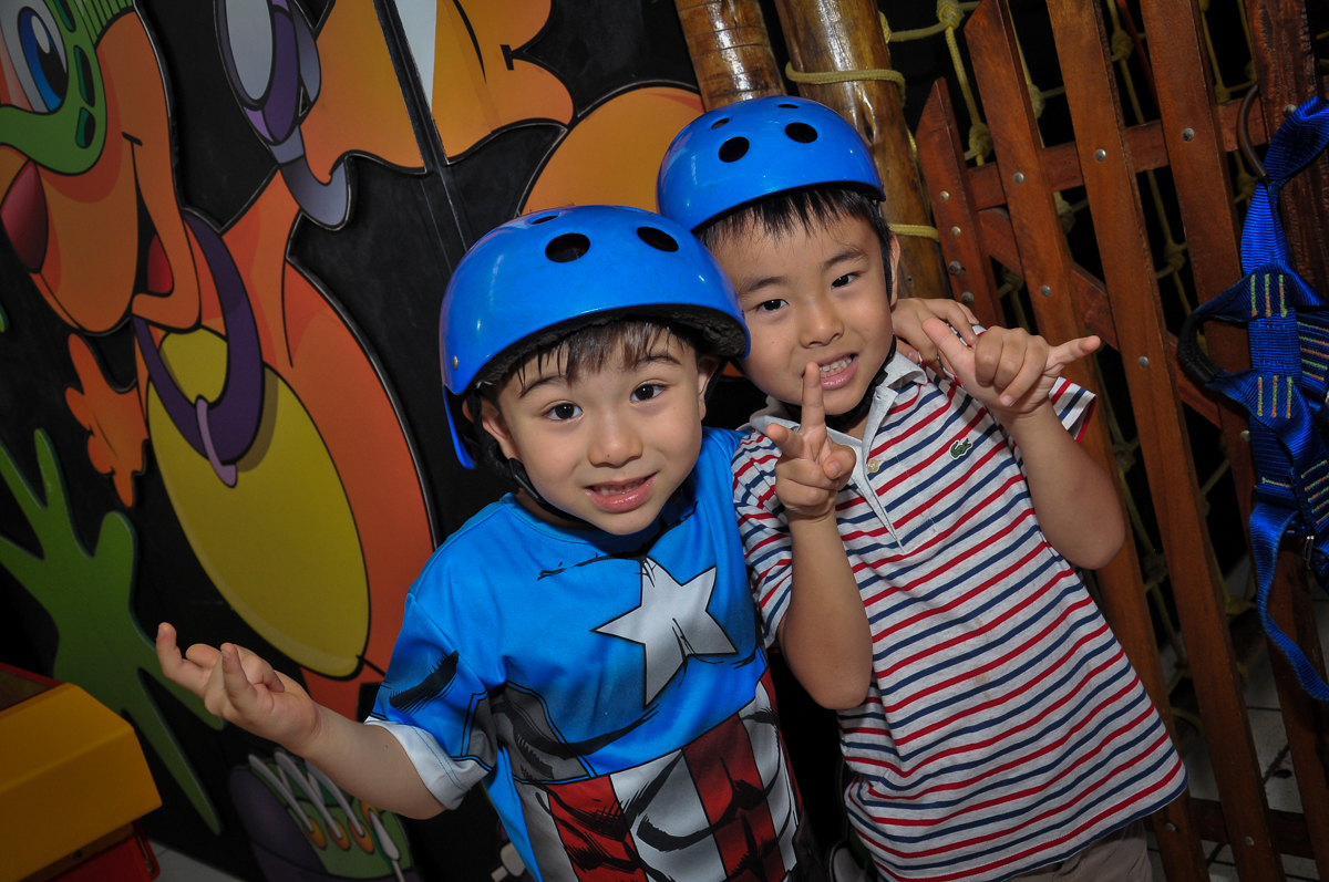 amigos subindo na tirolesa no Buffet Megauê, Moema, SP, festa de aniversário infantil de Eduardo 5 anos, tema da festa Weloween