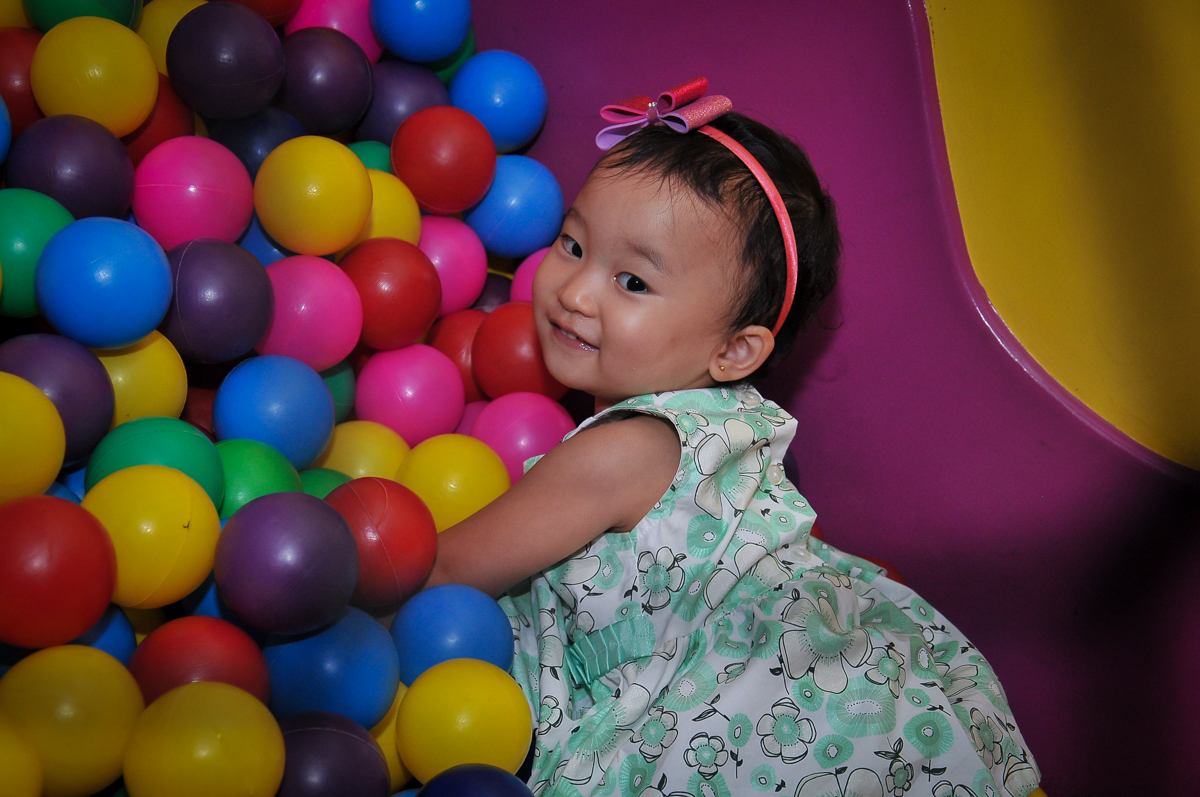 brincando na piscina de bolinhas no Buffet Megauê, Moema, SP, festa de aniversário infantil de Eduardo 5 anos, tema da festa Weloween