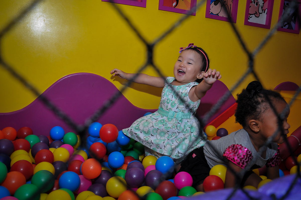 mergulho na piscina de bolinas no Buffet Megauê, Moema, SP, festa de aniversário infantil de Eduardo 5 anos, tema da festa Weloween