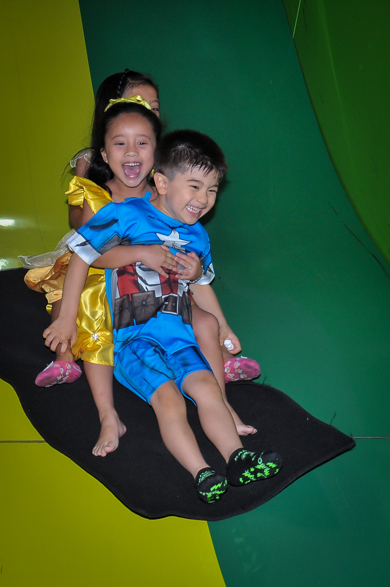 trenzinho no escorregador no Buffet Megauê, Moema, SP, festa de aniversário infantil de Eduardo 5 anos, tema da festa Weloween