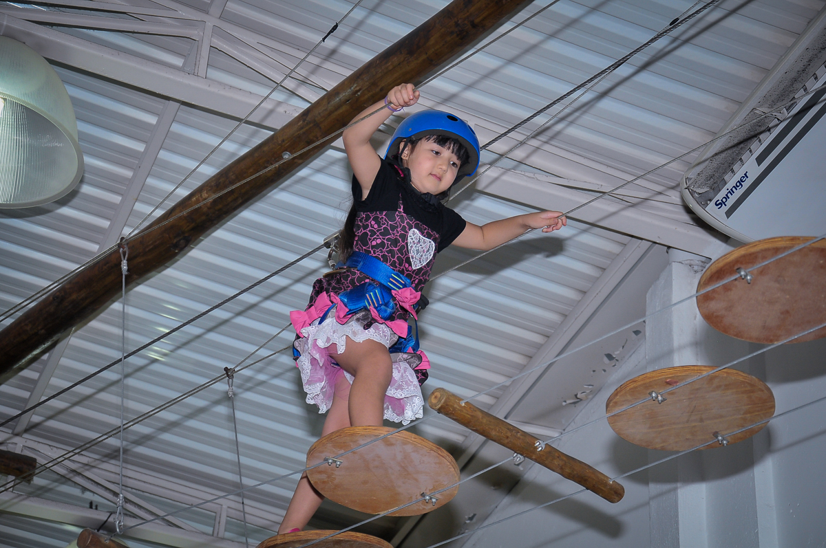 Tirolesa animada no Buffet Megauê, Moema, SP, festa de aniversário infantil de Eduardo 5 anos, tema da festa Weloween