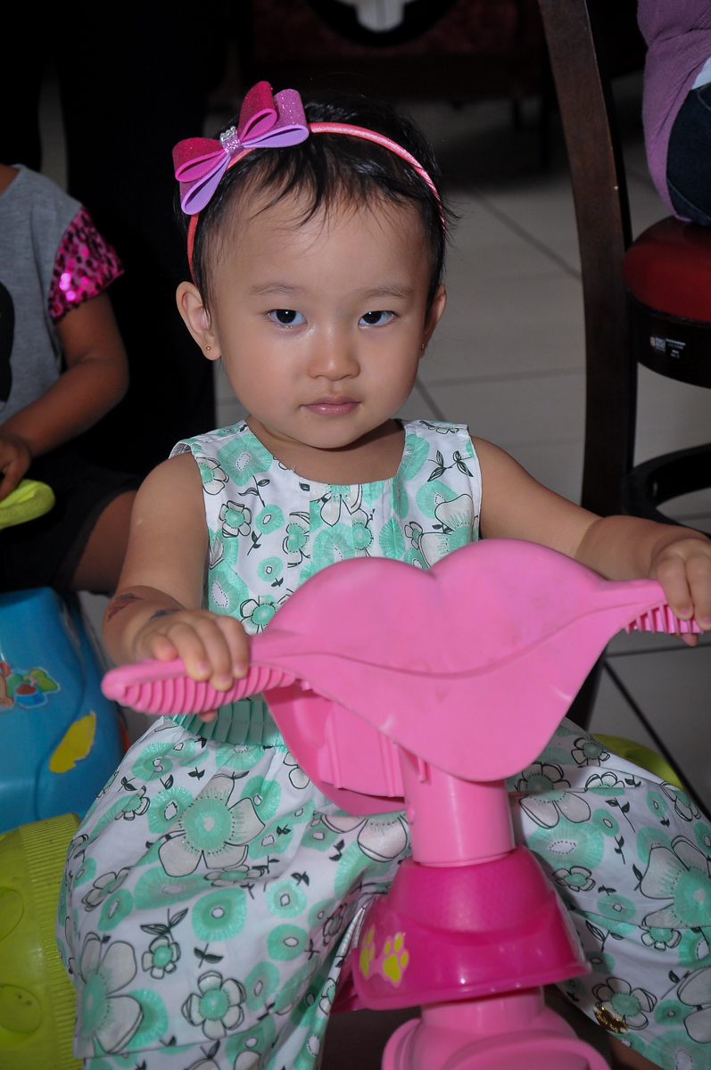 irmãzinha do aniversariante brinca no monociclo no Buffet Megauê, Moema, SP, festa de aniversário infantil de Eduardo 5 anos, tema da festa Weloween