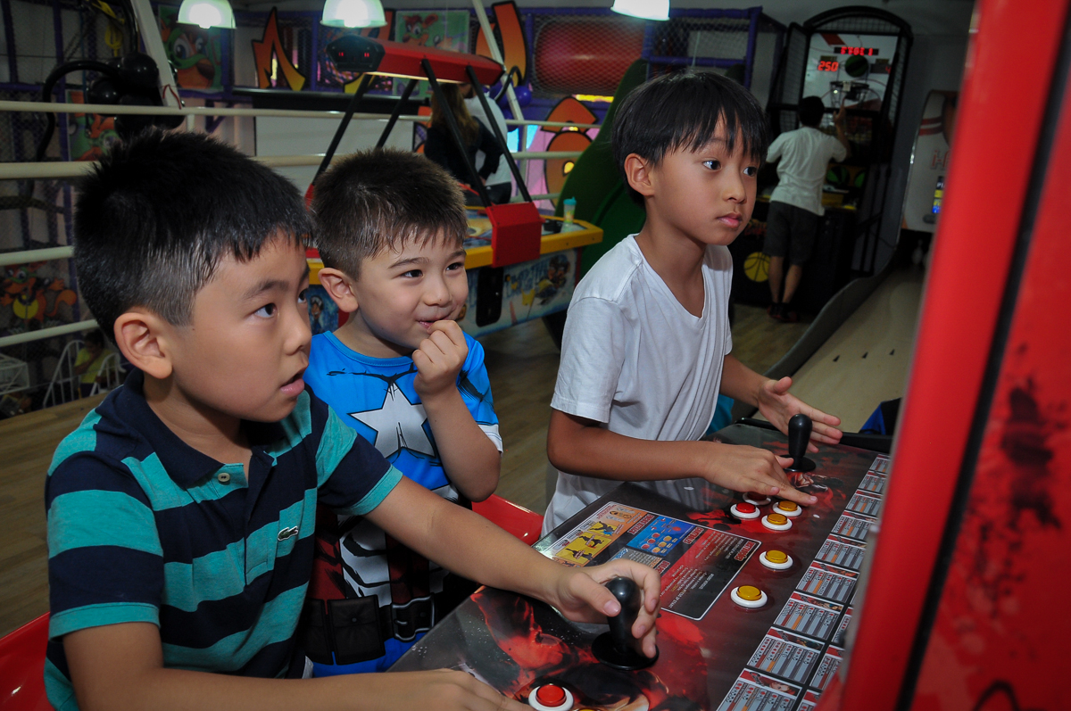 concorrência da molecada nos jogos de game no Buffet Megauê, Moema, SP, festa de aniversário infantil de Eduardo 5 anos, tema da festa Weloween