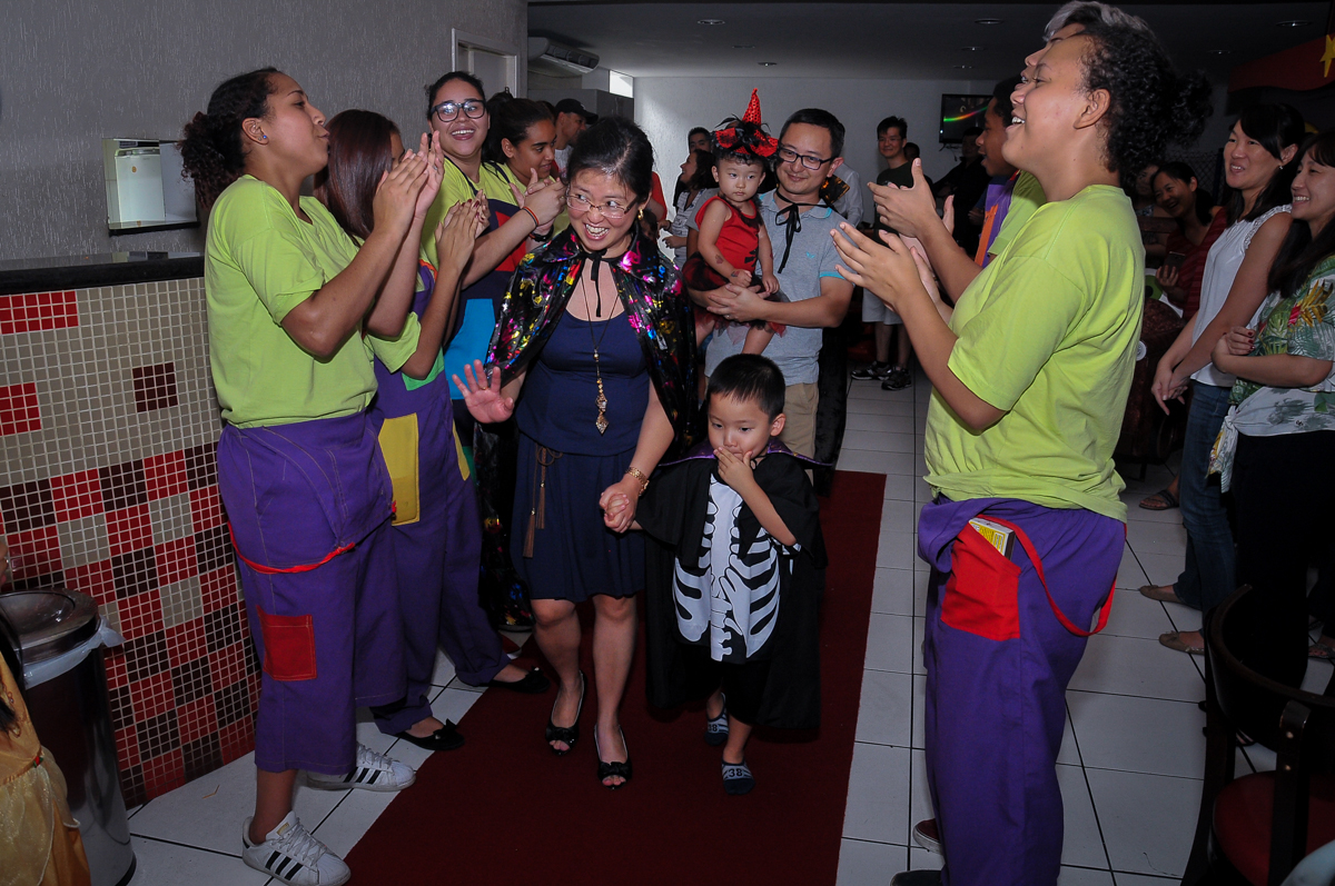 entrada para o parabéns no Buffet Megauê, Moema, SP, festa de aniversário infantil de Eduardo 5 anos, tema da festa Weloween