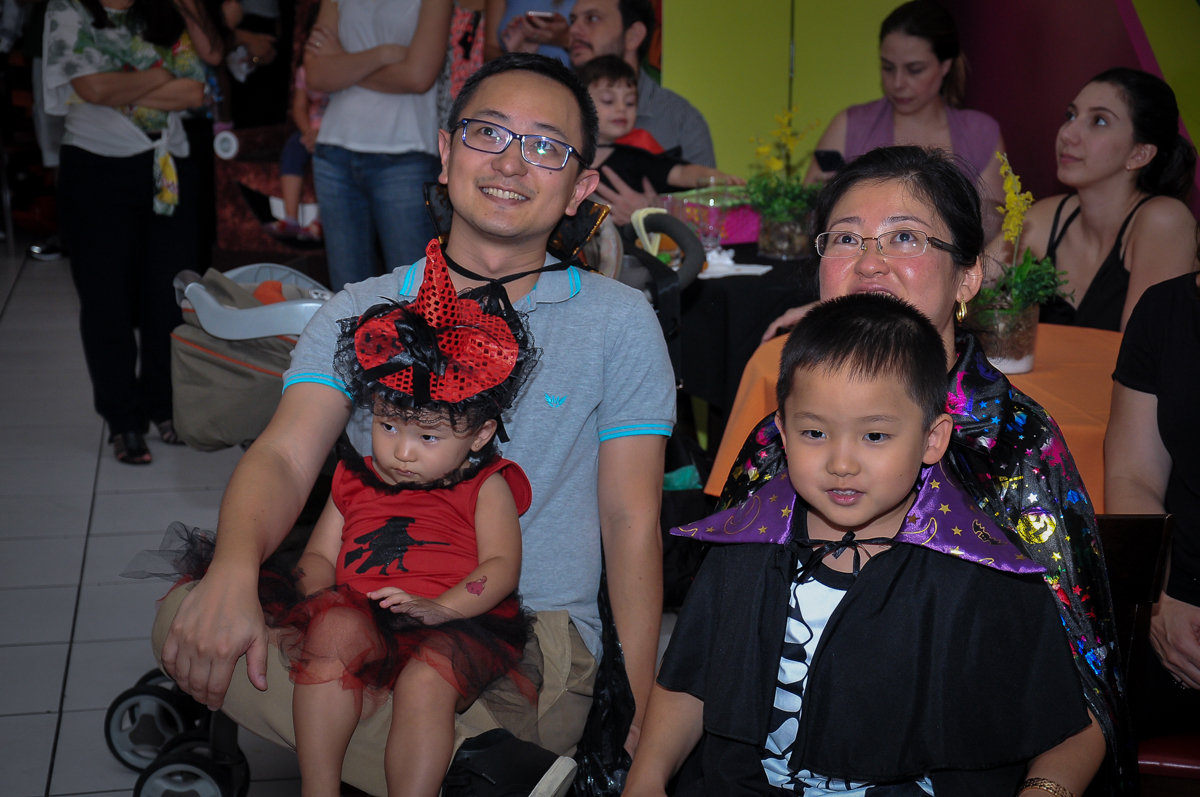 hora da retrospectiva no Buffet Megauê, Moema, SP, festa de aniversário infantil de Eduardo 5 anos, tema da festa Weloween