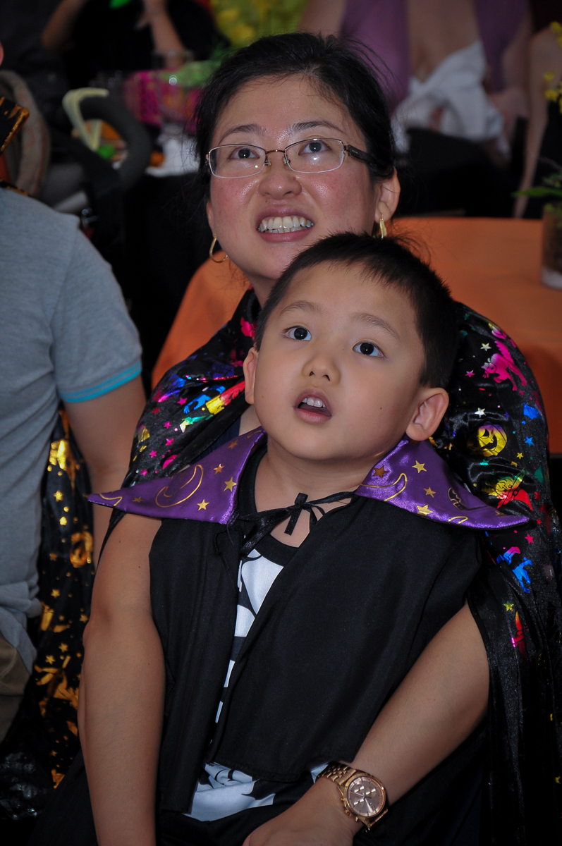 assistindo a retrospectiva no Buffet Megauê, Moema, SP, festa de aniversário infantil de Eduardo 5 anos, tema da festa Weloween