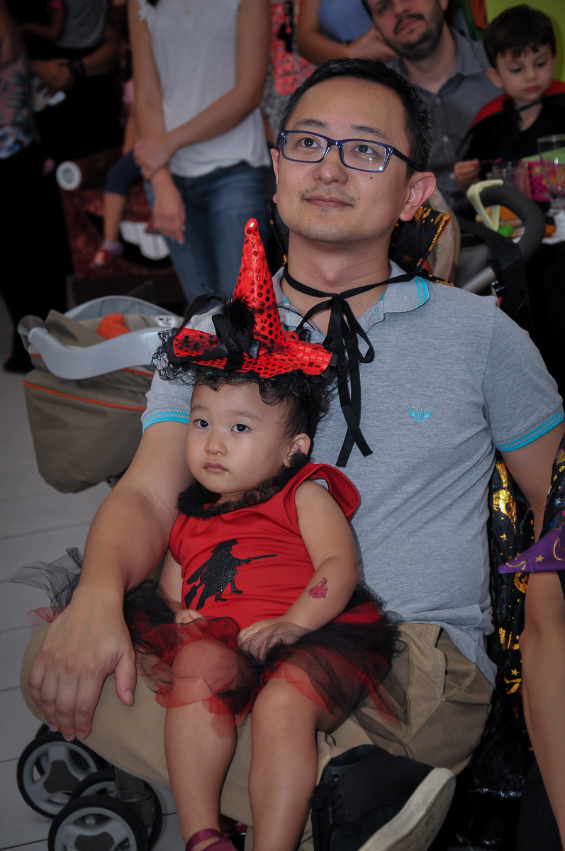 todos atentos à retrospectiva no Buffet Megauê, Moema, SP, festa de aniversário infantil de Eduardo 5 anos, tema da festa Weloween