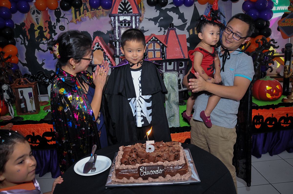 Hora de cantar o parabéns no Buffet Megauê, Moema, SP, festa de aniversário infantil de Eduardo 5 anos, tema da festa Weloween
