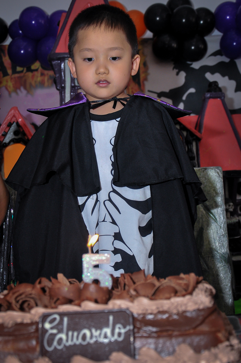 Fantasia de Drácula para o parabéns no Buffet Megauê, Moema, SP, festa de aniversário infantil de Eduardo 5 anos, tema da festa Weloween