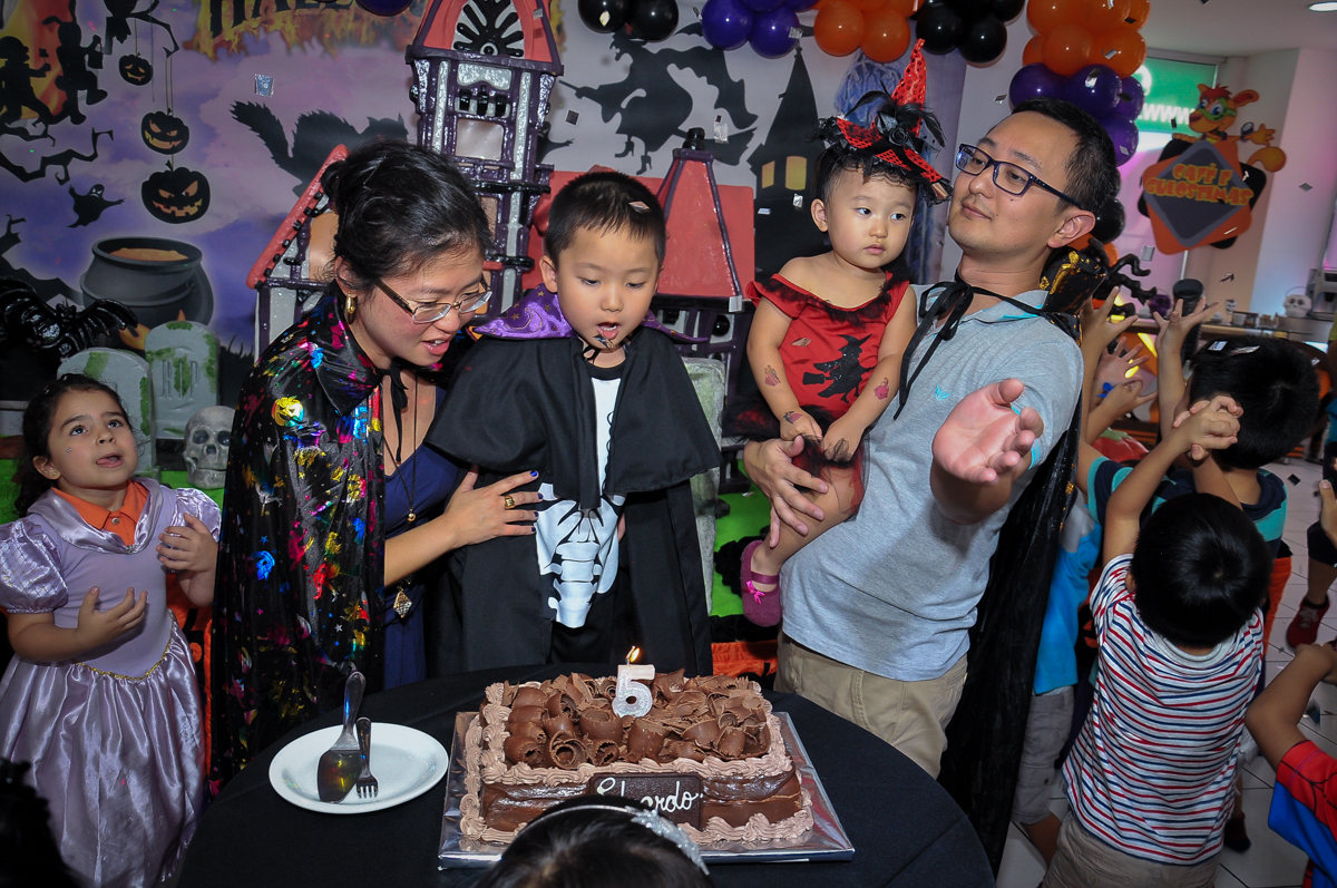 soprando a velina do bolo no Buffet Megauê, Moema, SP, festa de aniversário infantil de Eduardo 5 anos, tema da festa Weloween