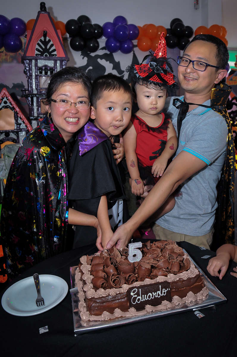 cortando o primeiro pedaço de bolo no Buffet Megauê, Moema, SP, festa de aniversário infantil de Eduardo 5 anos, tema da festa Weloween
