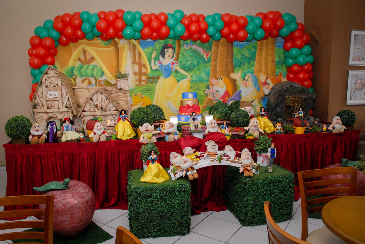 mesa decorada tema da festa no Buffet Viva Viva Vida, Bonfiglioli, Butantã, SP, festa infantil, niversário de Lívia 2 aninhos, tema da festa Branca de Neve