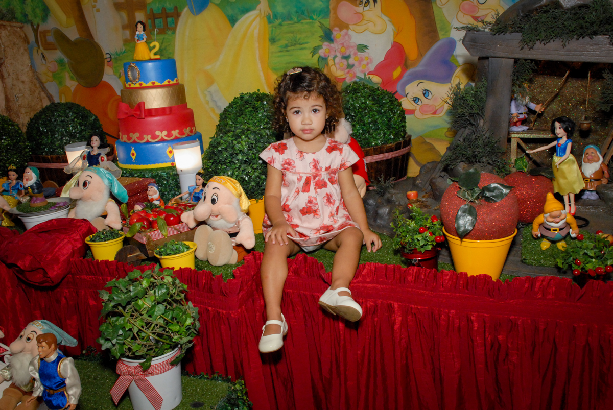 fotografia infantil feita na mesa decorada no Buffet Viva Viva Vida, Bonfiglioli, Butantã, SP, festa infantil, niversário de Lívia 2 aninhos, tema da festa Branca de Neve