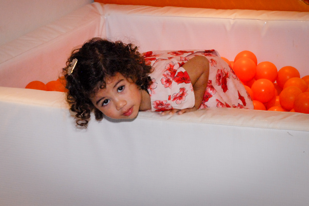 fotografia da aniversariante brincando no mercadinho da área baby no Buffet Viva Viva Vida, Bonfiglioli, Butantã, SP, festa infantil, niversário de Lívia 2 aninhos, tema da festa Branca de Neve