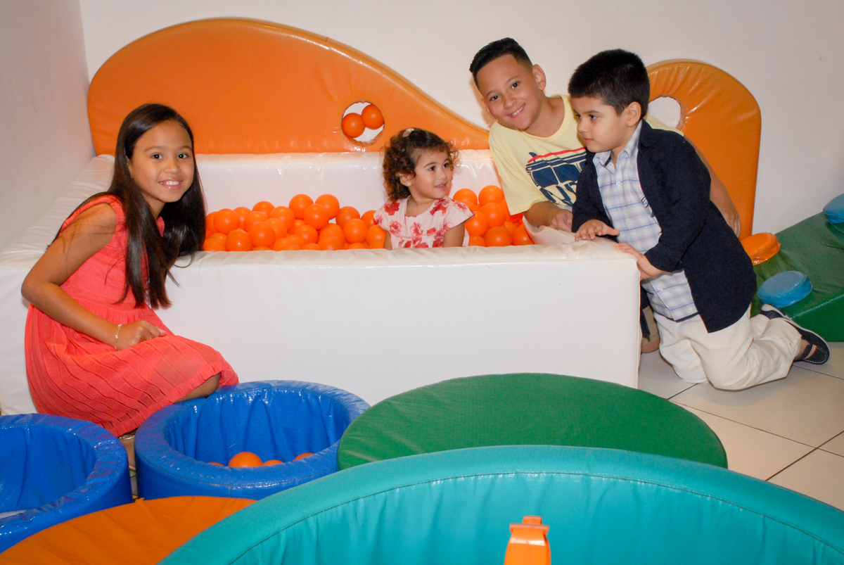 hora de brincar na piscina de bolina no Buffet Viva Viva Vida, Bonfiglioli, Butantã, SP, festa infantil, niversário de Lívia 2 aninhos, tema da festa Branca de Neve