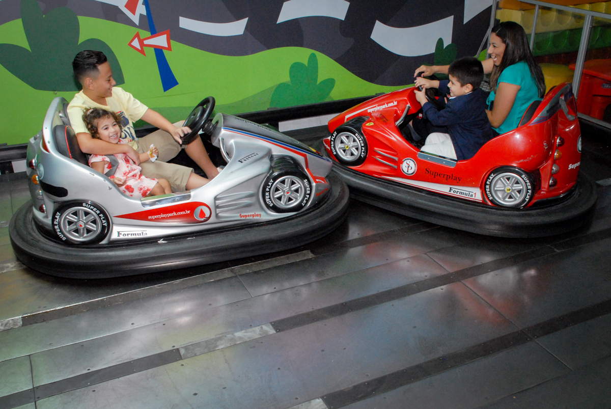muito bom brincar no carrinho de trombada no Buffet Viva Viva Vida, Bonfiglioli, Butantã, SP, festa infantil, niversário de Lívia 2 aninhos, tema da festa Branca de Neve