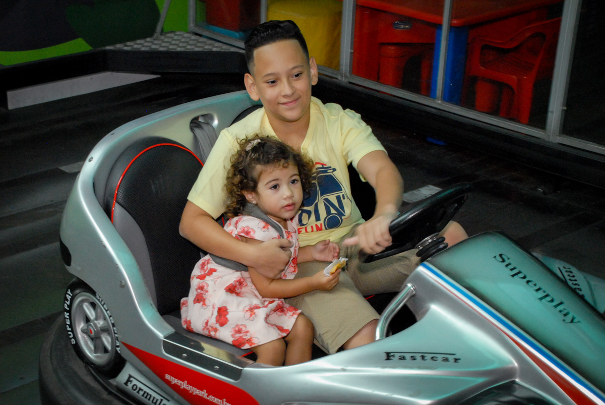 aniversariante brinca com o amiguinho no carrinho de trombada no Buffet Viva Viva Vida, Bonfiglioli, Butantã, SP, festa infantil, niversário de Lívia 2 aninhos, tema da festa Branca de Neve