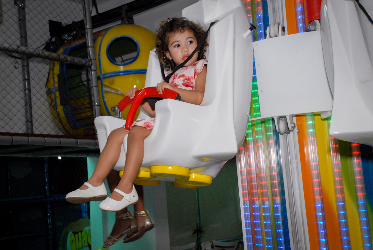 é muito bom brincar no elevador no Buffet Viva Viva Vida, Bonfiglioli, Butantã, SP, festa infantil, niversário de Lívia 2 aninhos, tema da festa Branca de Neve