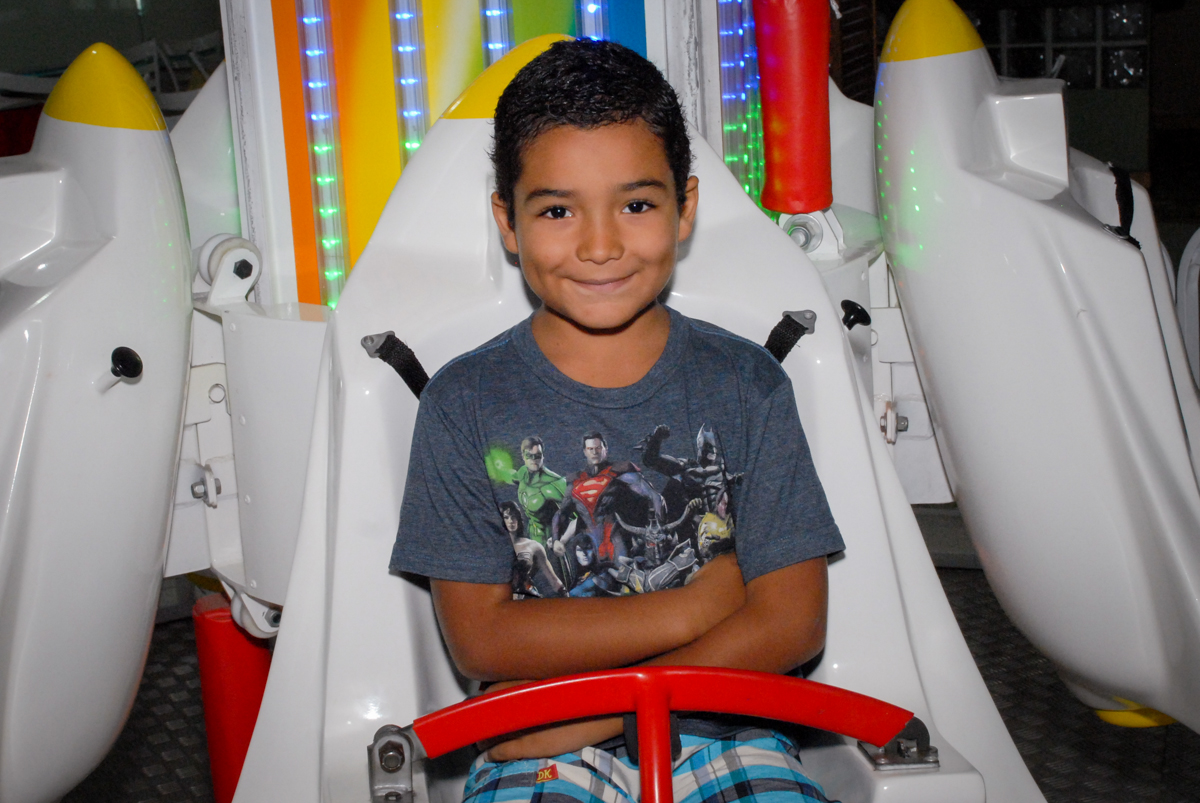 o amiguinho também brinca no elevador no Buffet Viva Viva Vida, Bonfiglioli, Butantã, SP, festa infantil, niversário de Lívia 2 aninhos, tema da festa Branca de Neve