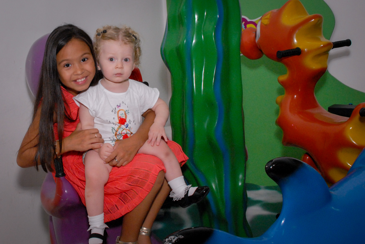 muita alegria brincar no carrossel no Buffet Viva Viva Vida, Bonfiglioli, Butantã, SP, festa infantil, niversário de Lívia 2 aninhos, tema da festa Branca de Neve