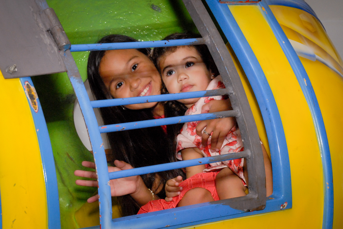 mais crianças brincam no elicóptero no Buffet Viva Viva Vida, Bonfiglioli, Butantã, SP, festa infantil, niversário de Lívia 2 aninhos, tema da festa Branca de Neve