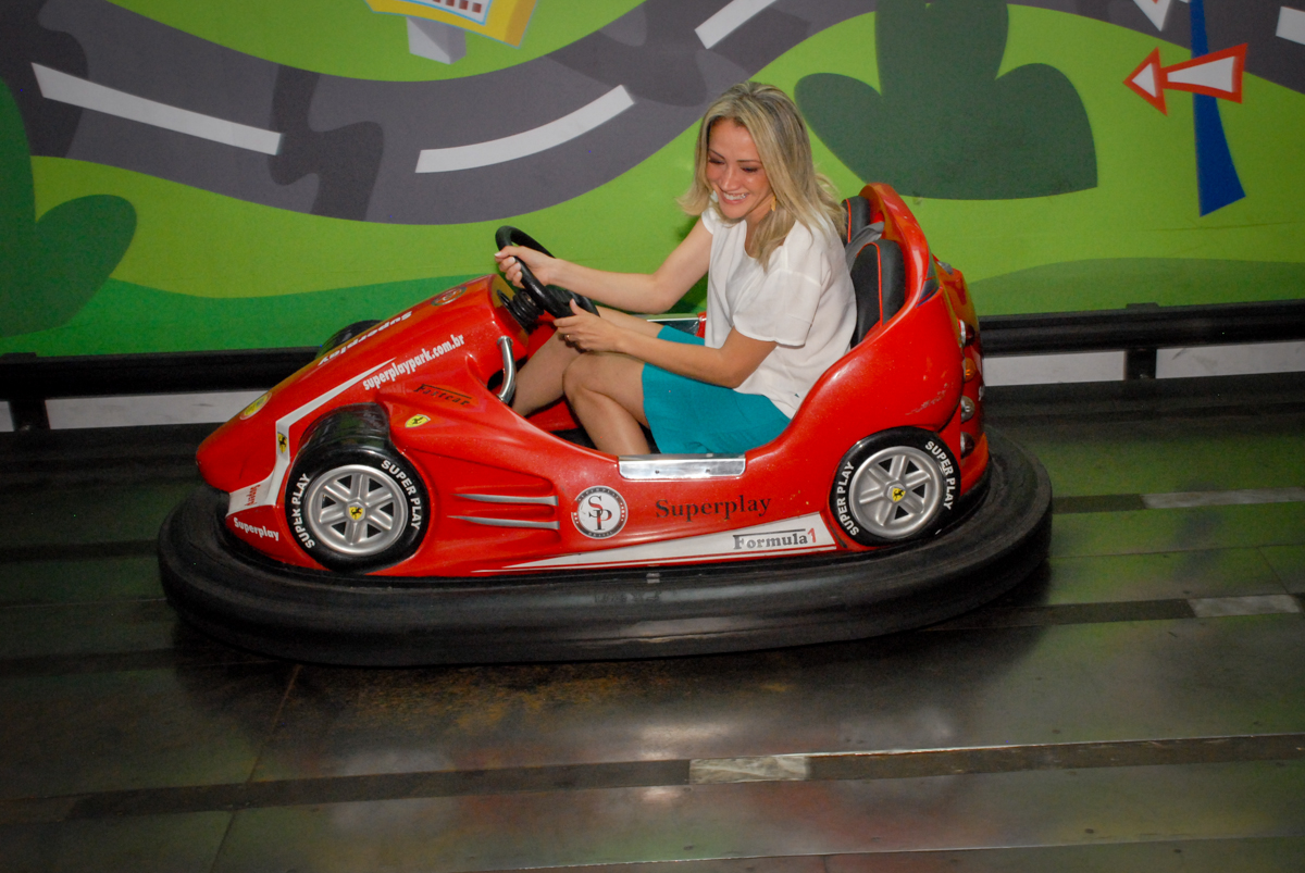 a mãe da aniversariante também brinca no carrinho de trombada no Buffet Viva Viva Vida, Bonfiglioli, Butantã, SP, festa infantil, niversário de Lívia 2 aninhos, tema da festa Branca de Neve