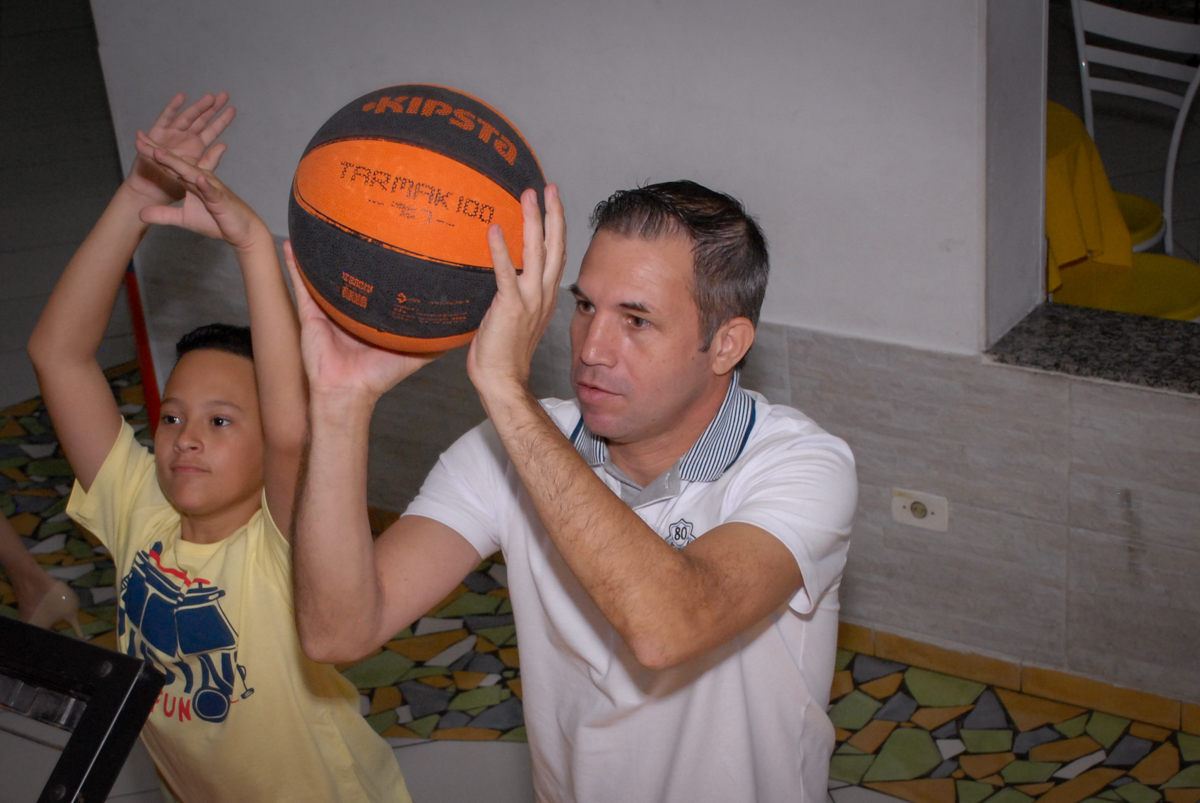 vez do papai se divertir brincando no basquetebol no Buffet Viva Viva Vida, Bonfiglioli, Butantã, SP, festa infantil, niversário de Lívia 2 aninhos, tema da festa Branca de Neve