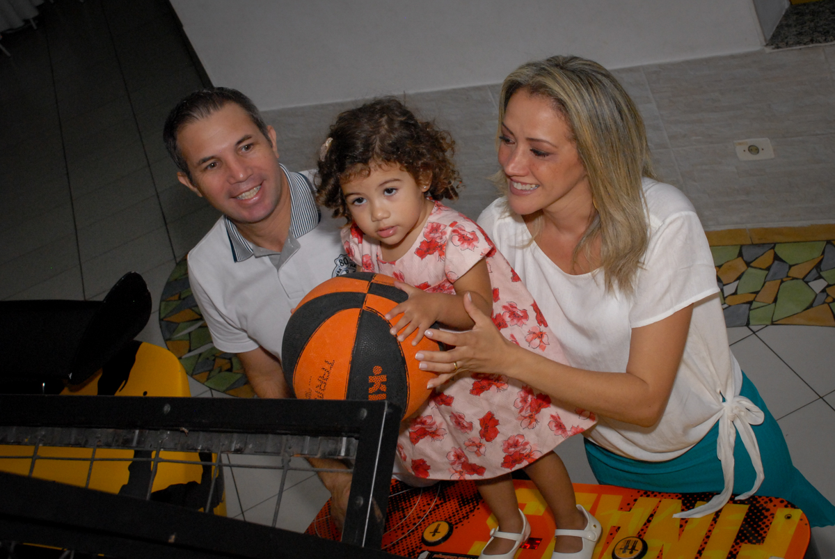 a família brinca jogando basquete no Buffet Viva Viva Vida, Bonfiglioli, Butantã, SP, festa infantil, niversário de Lívia 2 aninhos, tema da festa Branca de Neve