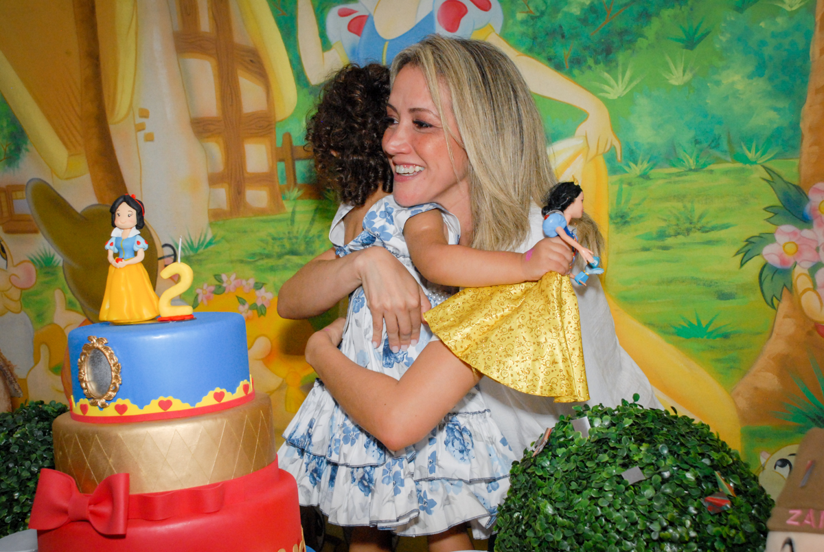 final de festa com abraço no Buffet Viva Viva Vida, Bonfiglioli, Butantã, SP, festa infantil, niversário de Lívia 2 aninhos, tema da festa Branca de Neve