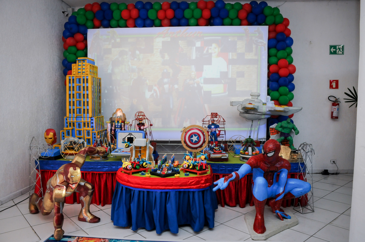 tema da mesa no Buffet Fábrica da Alegria Morumbi, fotografia infantil da festa de aniversário de Arthur Henrique 4 anos tema os vingadores