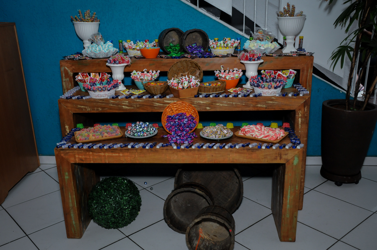 mesa de guloseimas no Buffet Fábrica da Alegria Morumbi, fotografia infantil da festa de aniversário de Arthur Henrique 4 anos tema os vingadores