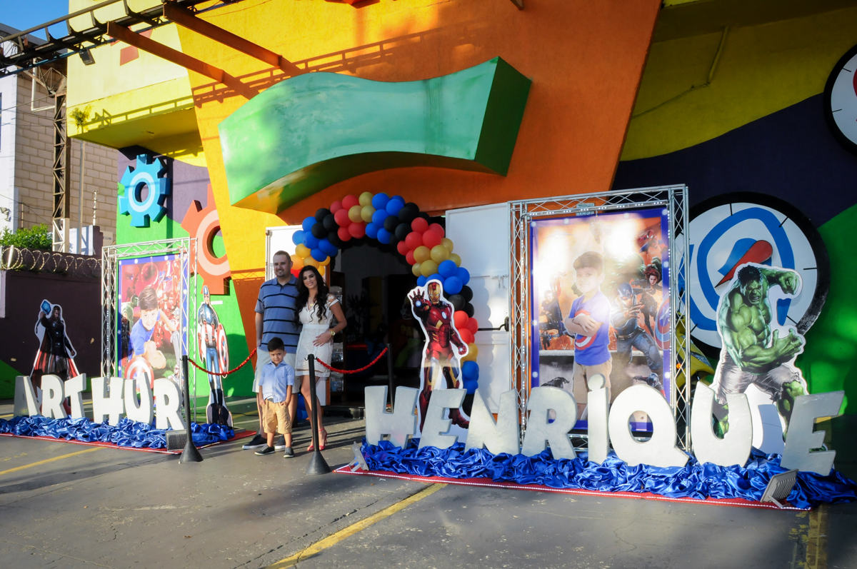fotografia da família em frente ao Buffet Fábrica da Alegria Morumbi, fotografia infantil da festa de aniversário de Arthur Henrique 4 anos tema os vingadores
