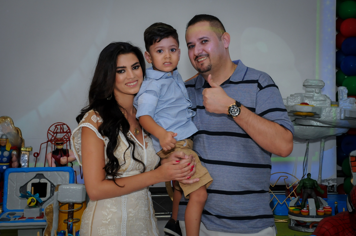 fotografia da família em frente a mesa decorada no Buffet Fábrica da Alegria Morumbi, fotografia infantil da festa de aniversário de Arthur Henrique 4 anos tema os vingadores