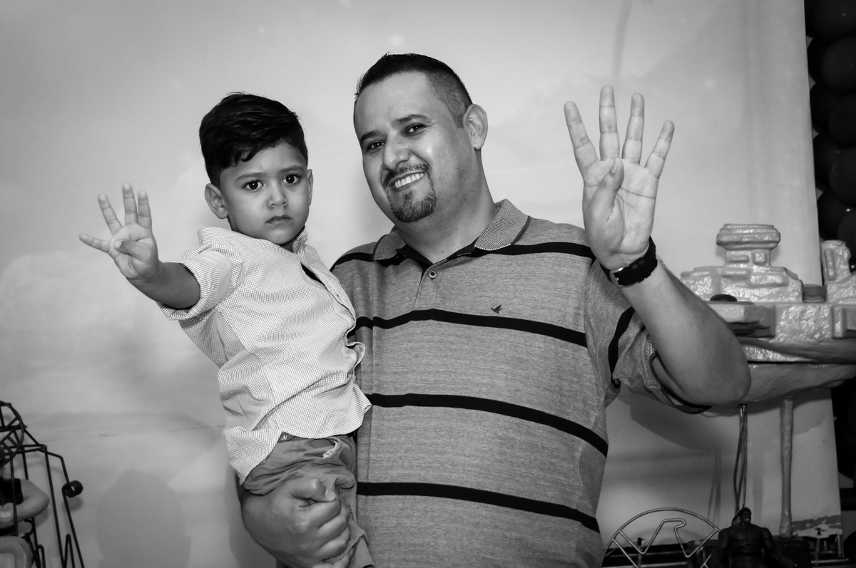 fotografia do aniversariante com seu pai no Buffet Fábrica da Alegria Morumbi, fotografia infantil da festa de aniversário de Arthur Henrique 4 anos tema os vingadores