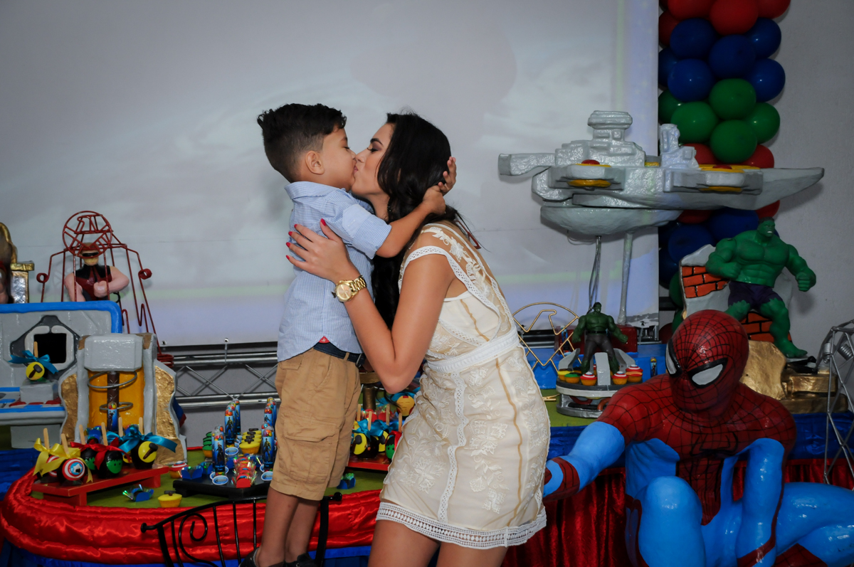 beijinho do aniversariante e sua mãe no Buffet Fábrica da Alegria Morumbi, fotografia infantil da festa de aniversário de Arthur Henrique 4 anos tema os vingadores