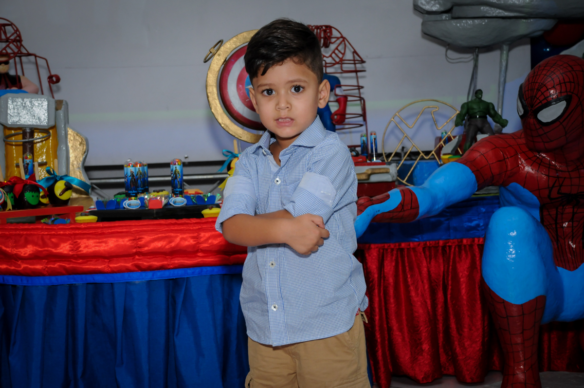 fotografia do aniversariante em frente a mesa decorada no Buffet Fábrica da Alegria Morumbi, fotografia infantil da festa de aniversário de Arthur Henrique 4 anos tema os vingadores