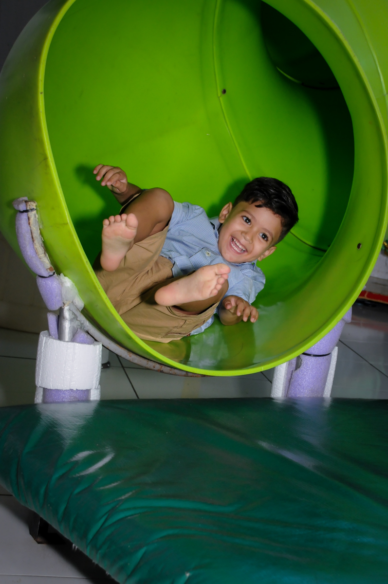 brincando no escorregador do brinquedão no Buffet Fábrica da Alegria Morumbi, fotografia infantil da festa de aniversário de Arthur Henrique 4 anos tema os vingadores