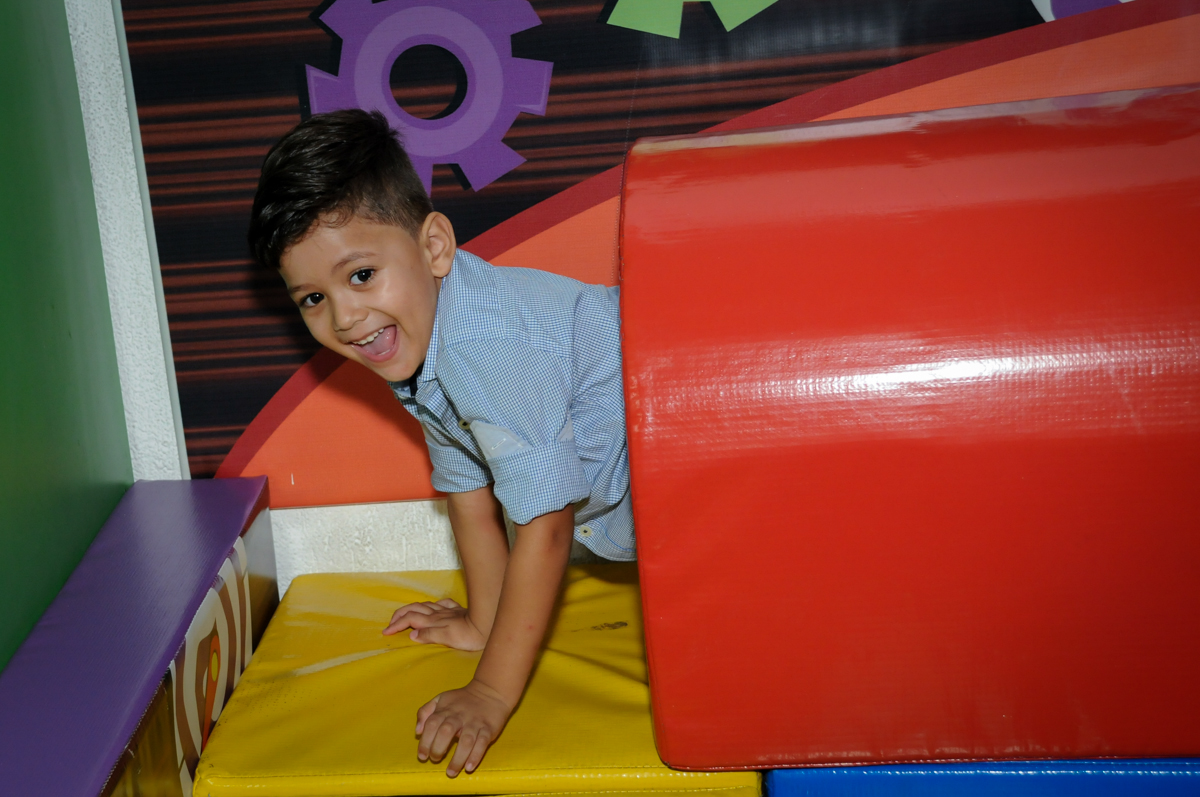muitas brincadeiras na área baby no Buffet Fábrica da Alegria Morumbi, fotografia infantil da festa de aniversário de Arthur Henrique 4 anos tema os vingadores
